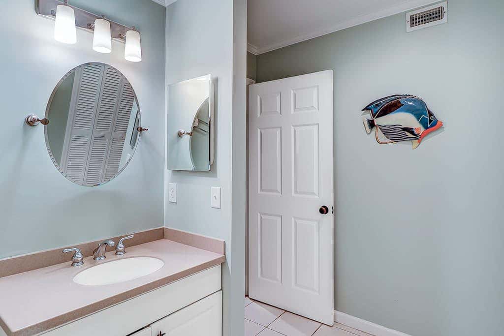 Fantastic Vacation Condo Close to Beach with Free WiFi, AC, WD, Shared Pool Tennis