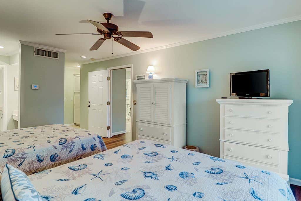 Fantastic Vacation Condo Close to Beach with Free WiFi, AC, WD, Shared Pool Tennis
