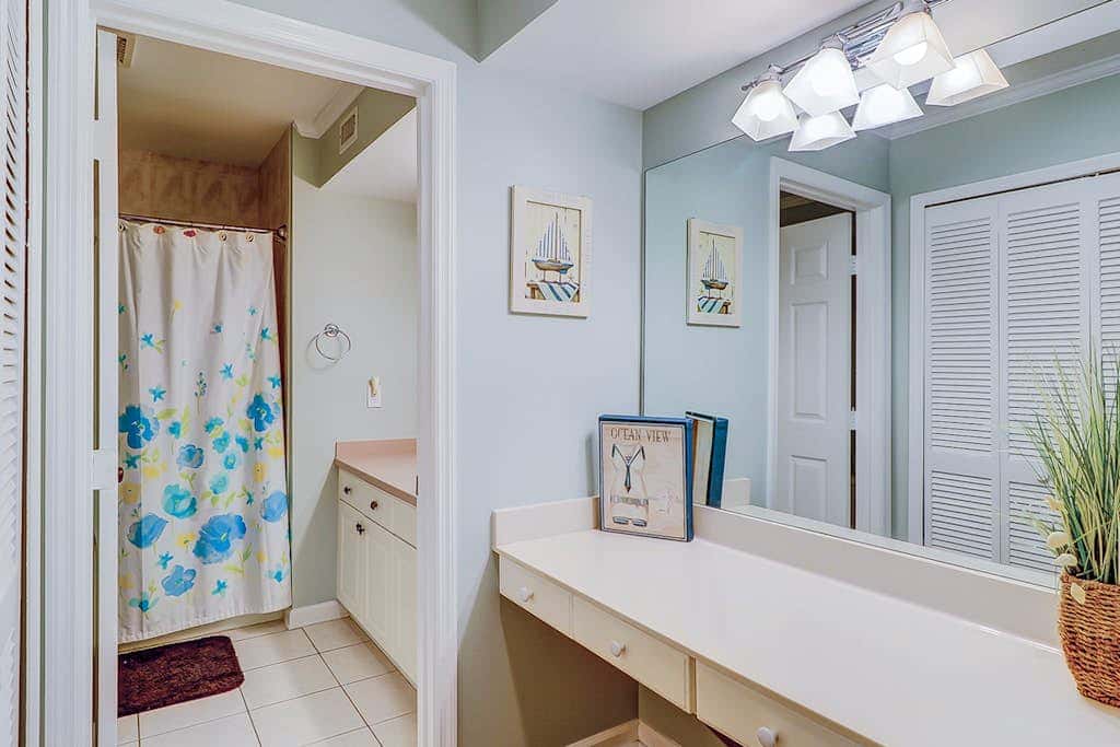 Fantastic Vacation Condo Close to Beach with Free WiFi, AC, WD, Shared Pool Tennis