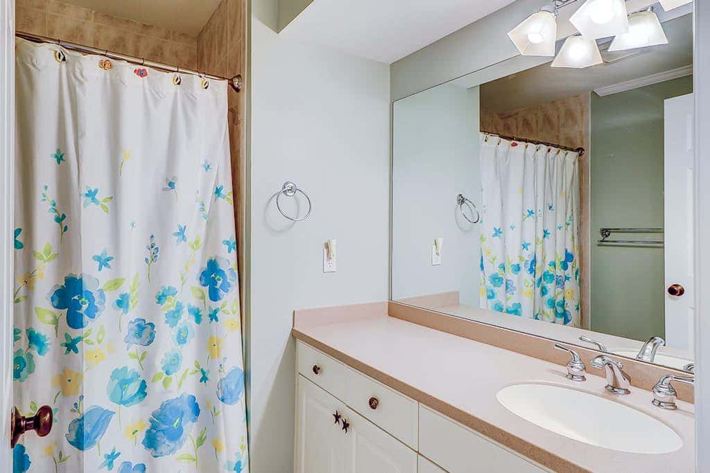 Fantastic Vacation Condo Close to Beach with Free WiFi, AC, WD, Shared Pool Tennis