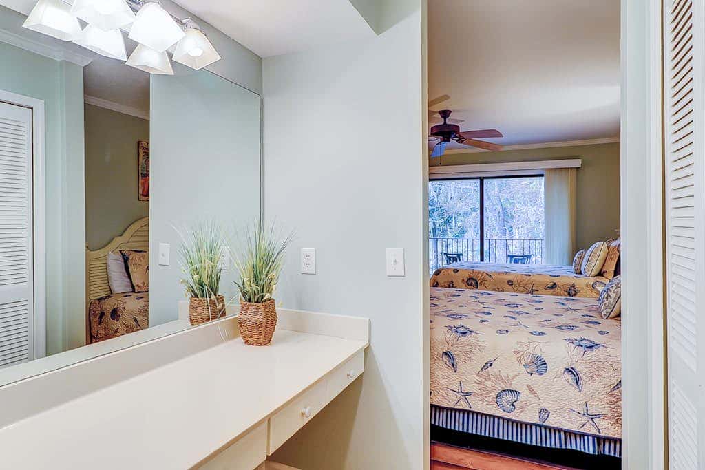 Fantastic Vacation Condo Close to Beach with Free WiFi, AC, WD, Shared Pool Tennis
