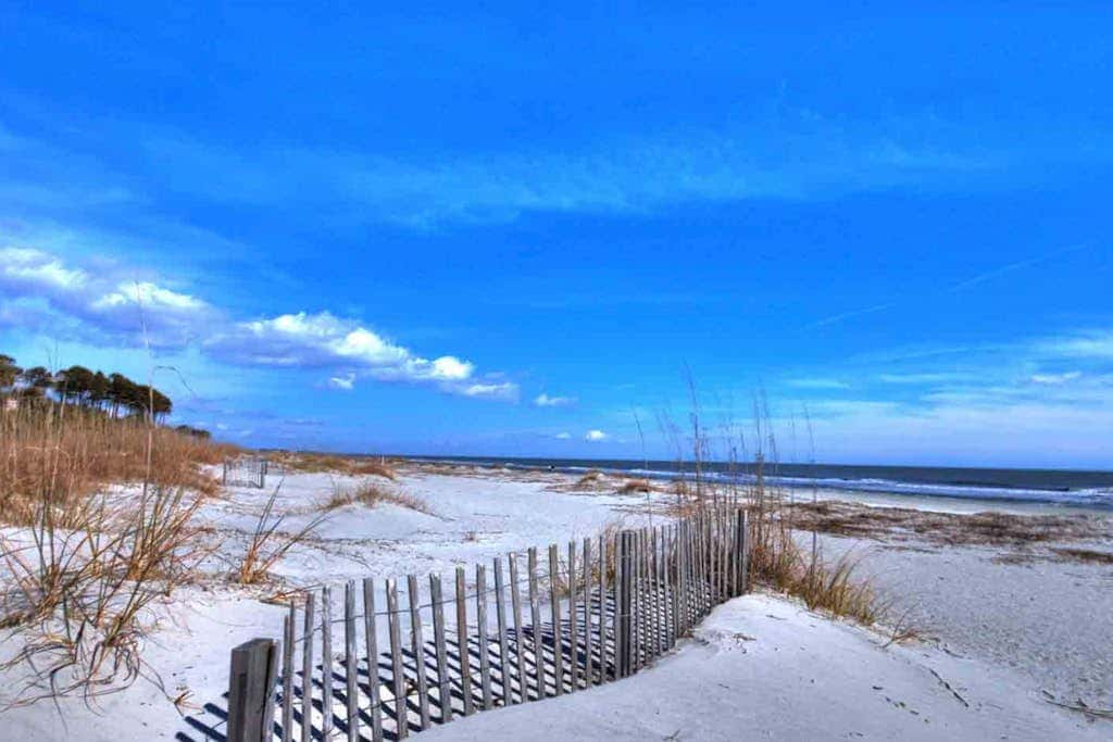 Fantastic Vacation Condo Close to Beach with Free WiFi, AC, WD, Shared Pool Tennis