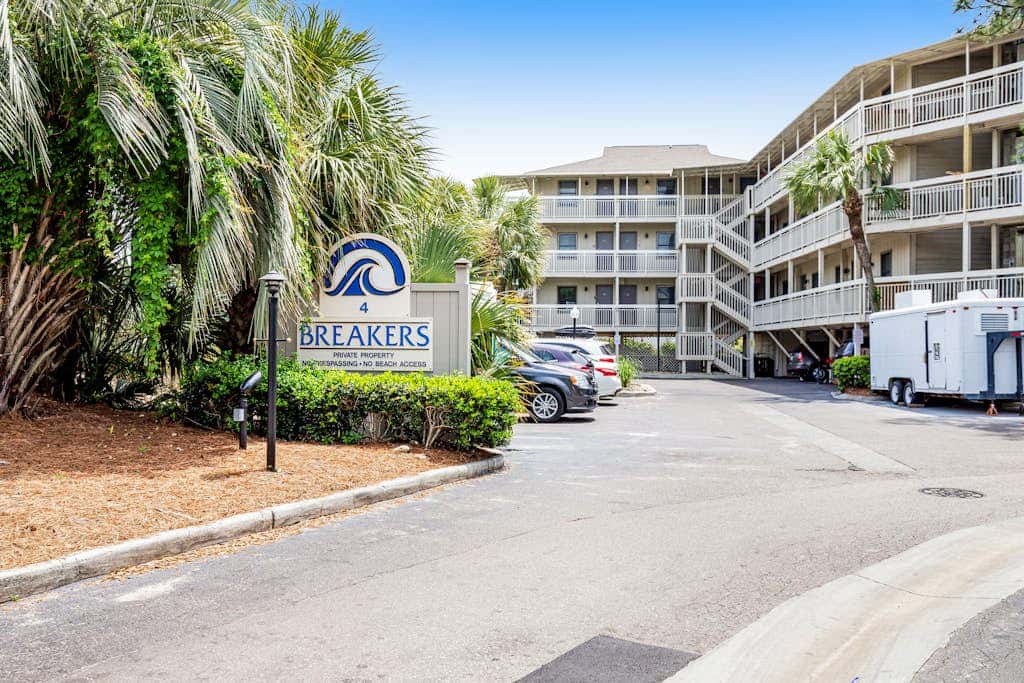 Private Beach Access Villa with Shared Pool, Balcony & Free WiFi