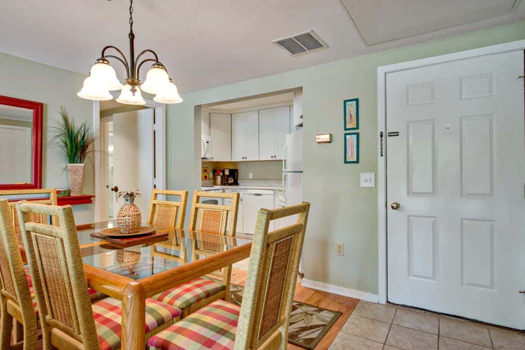 Family-friendly condo with washer dryer, central AC, & outdoor pool