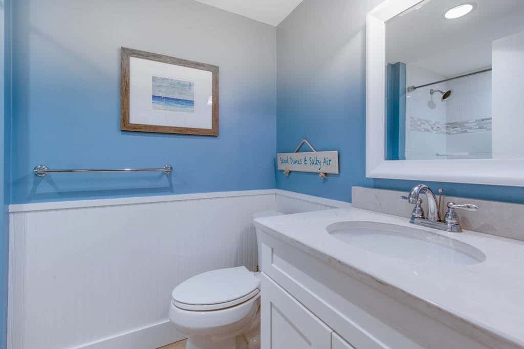 Family-friendly condo with washer dryer, central AC, & outdoor pool