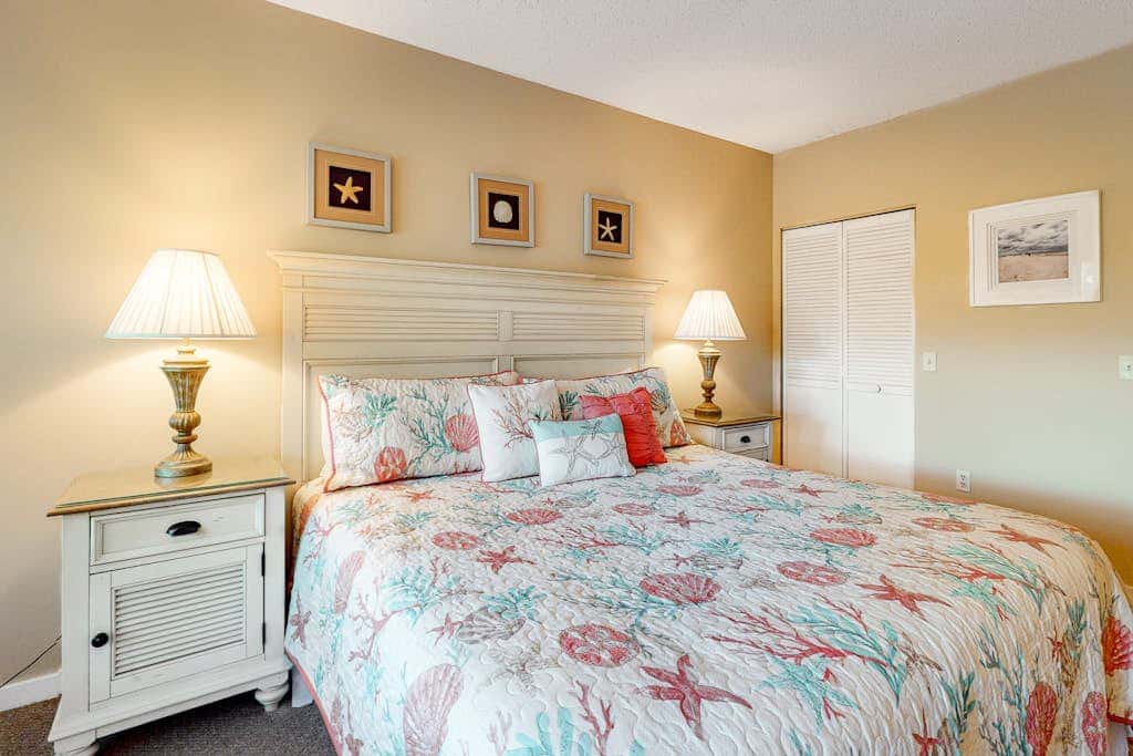 Second-floor condo with balcony, shared outdoor pool, central AC