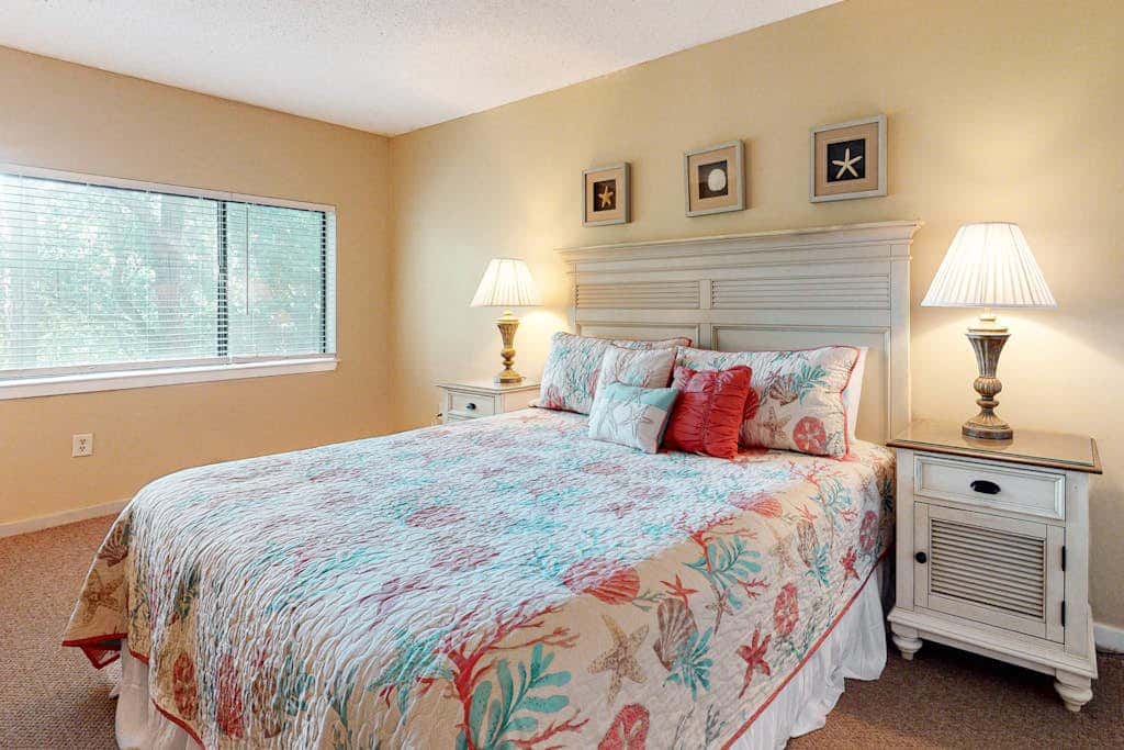 Second-floor condo with balcony, shared outdoor pool, central AC