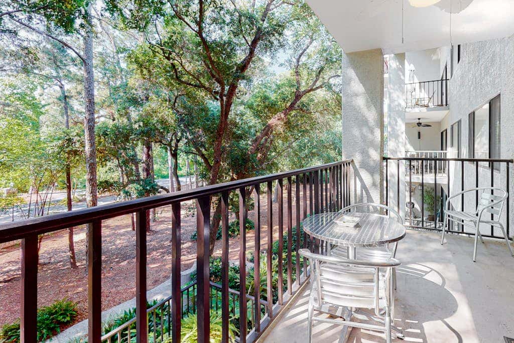 Second-floor condo with balcony, shared outdoor pool, central AC