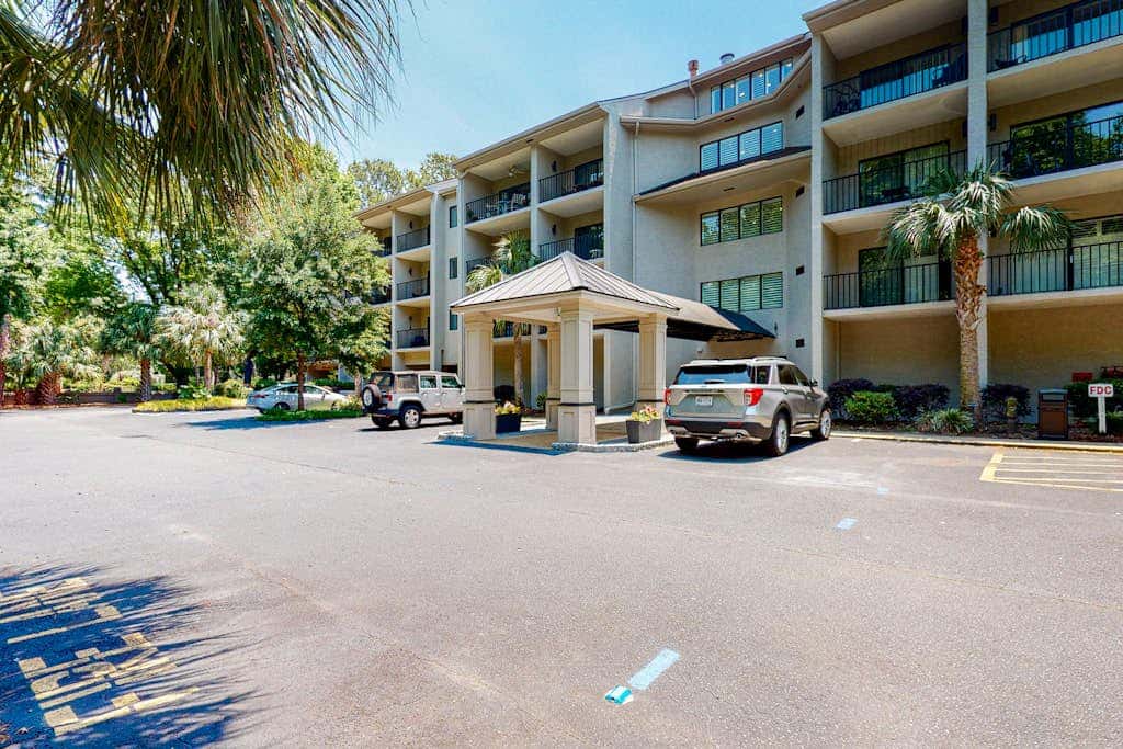 Second-floor condo with balcony, shared outdoor pool, central AC