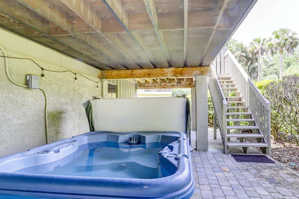 Secluded getaway private hot tub & deck less than a mile to Shipyard Beach