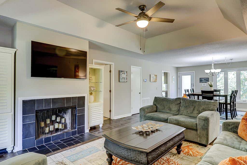 Secluded getaway private hot tub & deck less than a mile to Shipyard Beach