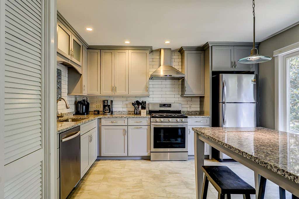 Secluded getaway private hot tub & deck less than a mile to Shipyard Beach