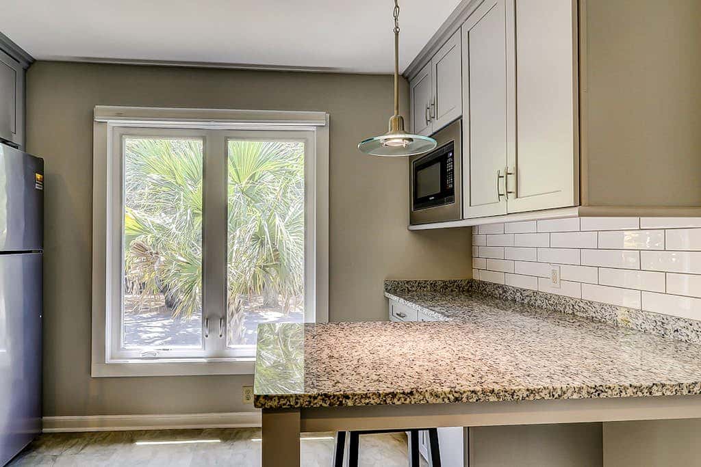 Secluded getaway private hot tub & deck less than a mile to Shipyard Beach