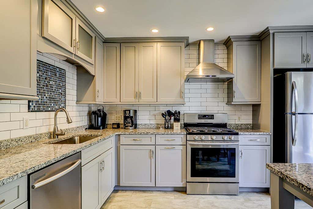 Secluded getaway private hot tub & deck less than a mile to Shipyard Beach