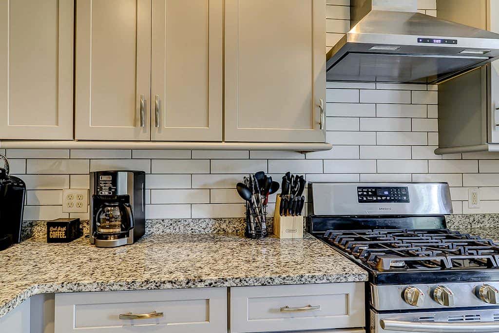 Secluded getaway private hot tub & deck less than a mile to Shipyard Beach