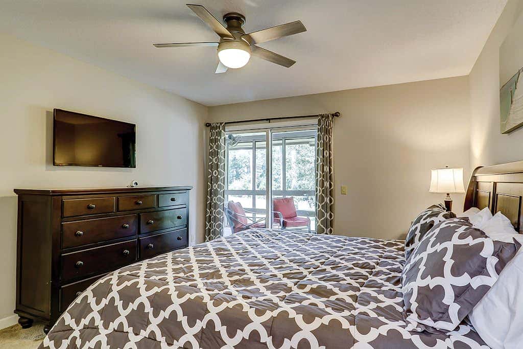 Secluded getaway private hot tub & deck less than a mile to Shipyard Beach