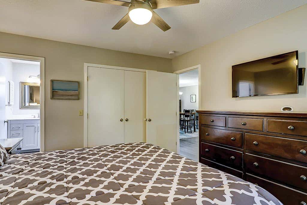 Secluded getaway private hot tub & deck less than a mile to Shipyard Beach