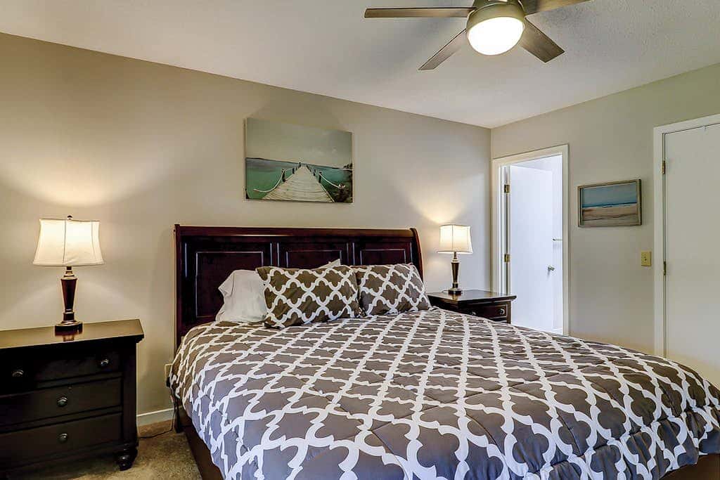 Secluded getaway private hot tub & deck less than a mile to Shipyard Beach