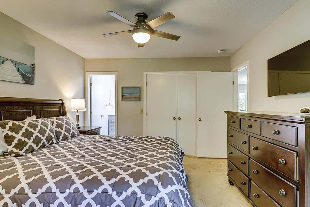 Secluded getaway private hot tub & deck less than a mile to Shipyard Beach
