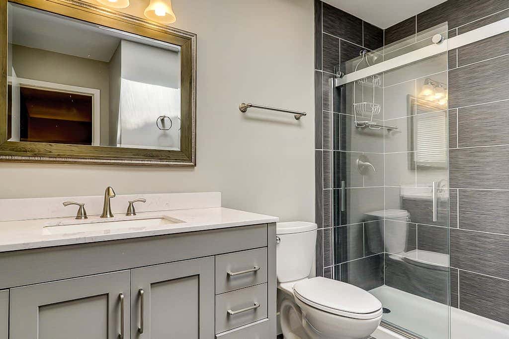 Secluded getaway private hot tub & deck less than a mile to Shipyard Beach