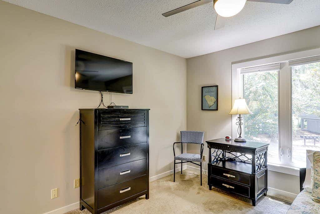 Secluded getaway private hot tub & deck less than a mile to Shipyard Beach