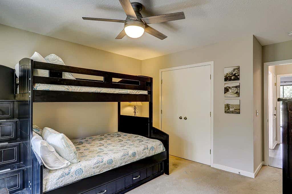 Secluded getaway private hot tub & deck less than a mile to Shipyard Beach