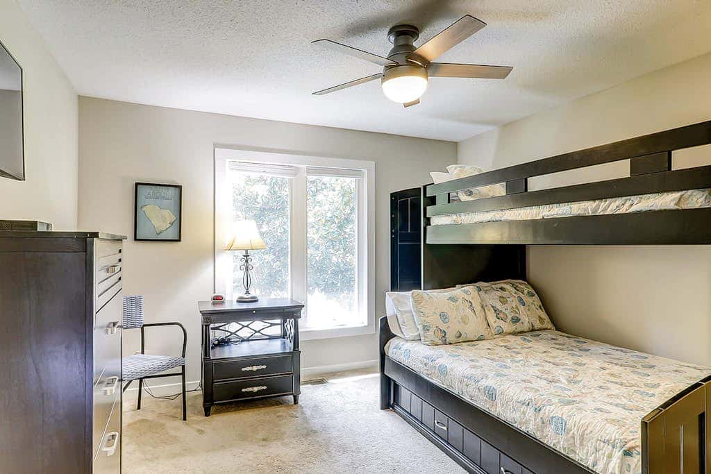 Secluded getaway private hot tub & deck less than a mile to Shipyard Beach
