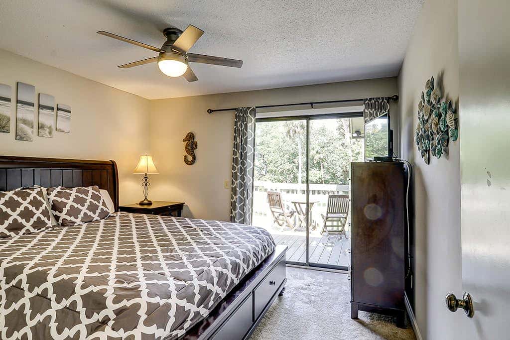 Secluded getaway private hot tub & deck less than a mile to Shipyard Beach