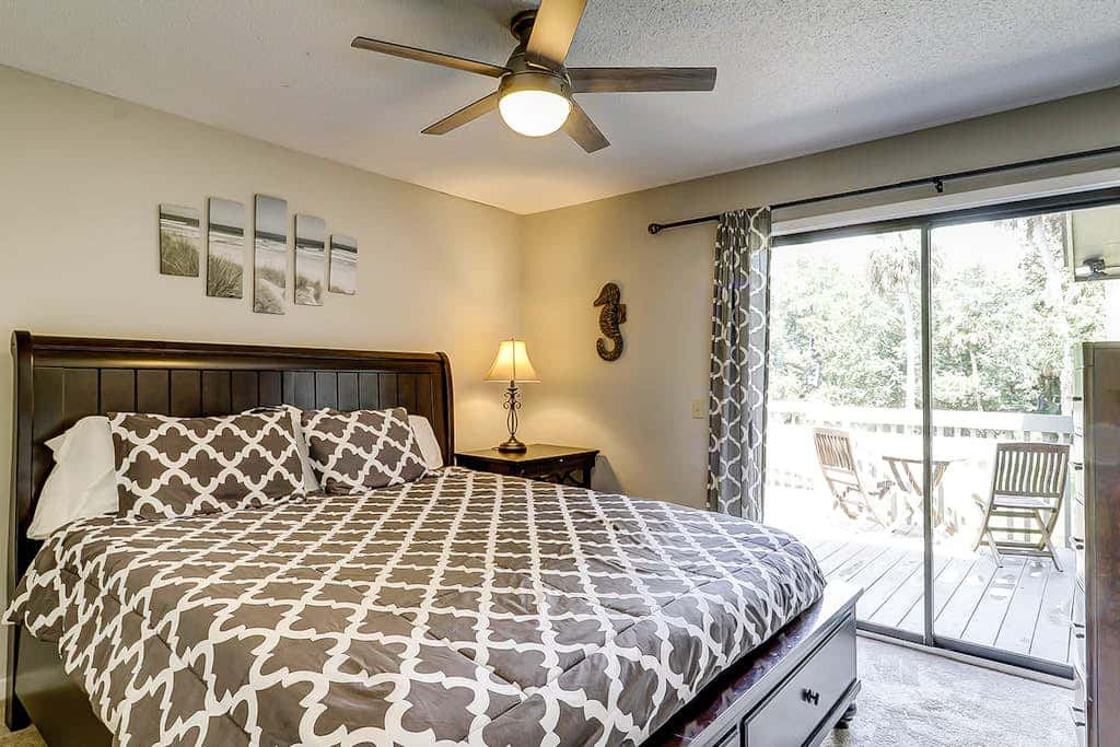 Secluded getaway private hot tub & deck less than a mile to Shipyard Beach