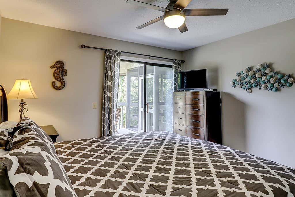 Secluded getaway private hot tub & deck less than a mile to Shipyard Beach
