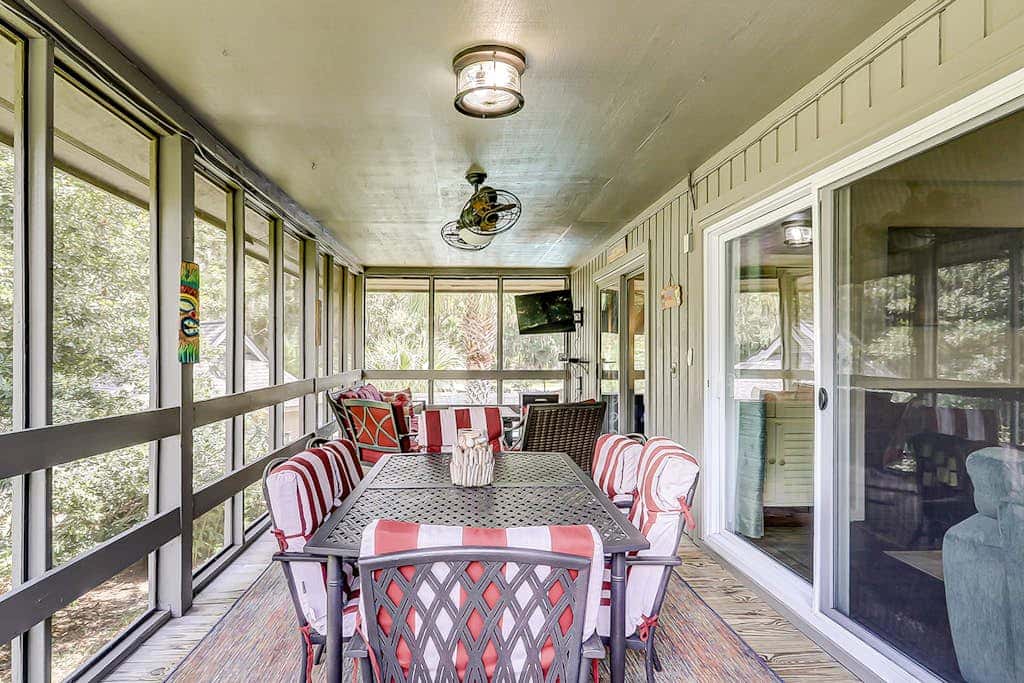 Secluded getaway private hot tub & deck less than a mile to Shipyard Beach