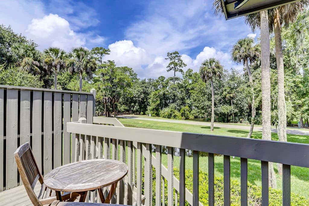 Secluded getaway private hot tub & deck less than a mile to Shipyard Beach