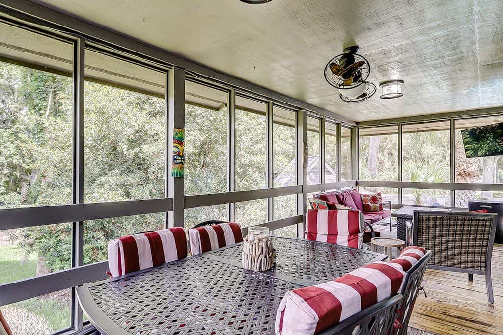 Secluded getaway private hot tub & deck less than a mile to Shipyard Beach