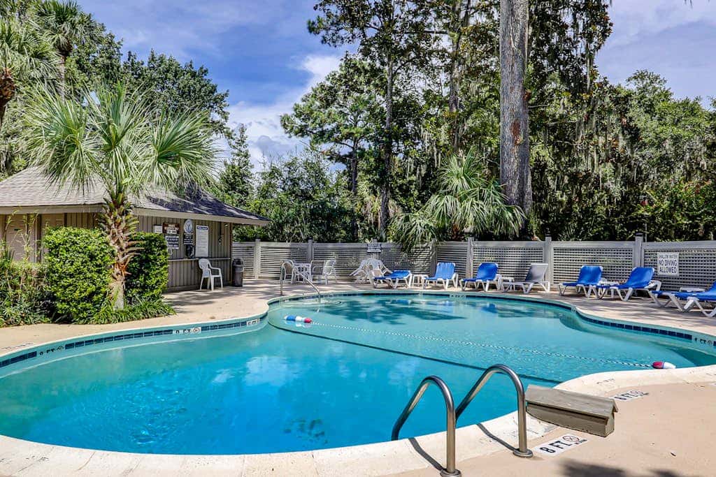 Secluded getaway private hot tub & deck less than a mile to Shipyard Beach