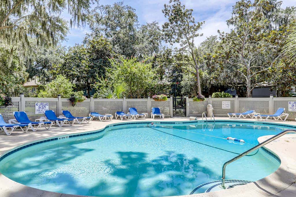 Secluded getaway private hot tub & deck less than a mile to Shipyard Beach