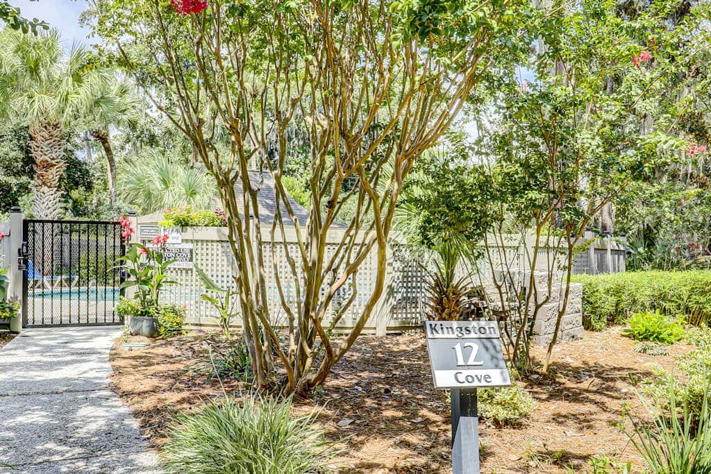 Secluded getaway private hot tub & deck less than a mile to Shipyard Beach