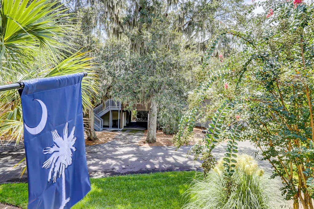 Secluded getaway private hot tub & deck less than a mile to Shipyard Beach