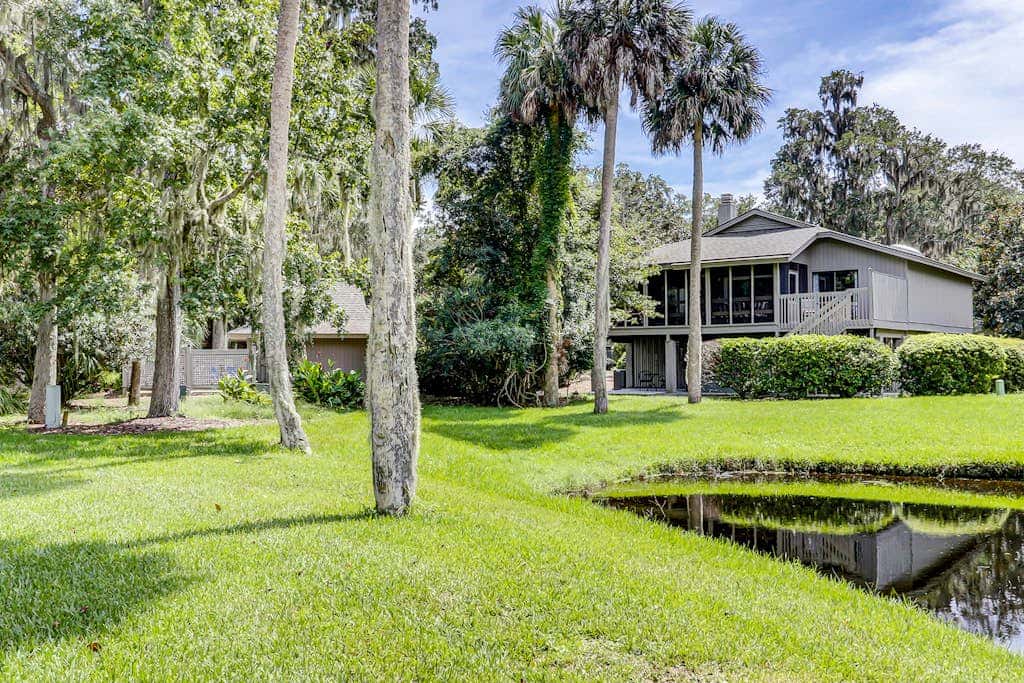 Secluded getaway private hot tub & deck less than a mile to Shipyard Beach