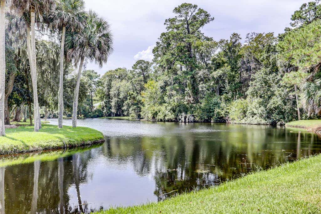 Secluded getaway private hot tub & deck less than a mile to Shipyard Beach