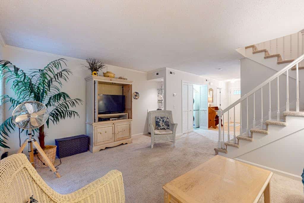Updated Island Escape with Dual Suites  Golf, Tennis, Beach Club, Near Dining