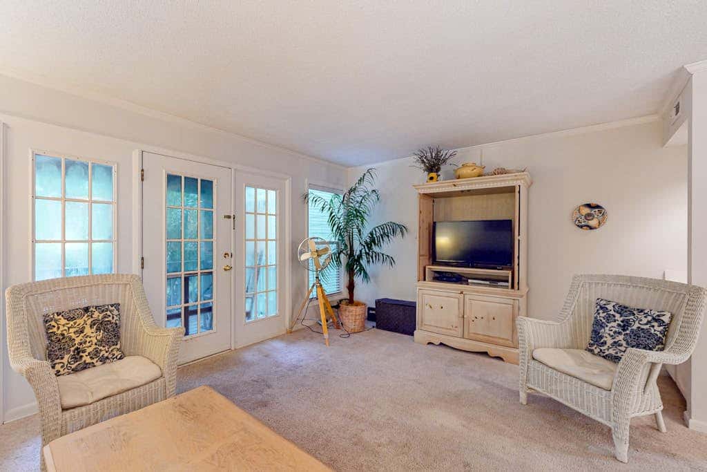 Updated Island Escape with Dual Suites  Golf, Tennis, Beach Club, Near Dining