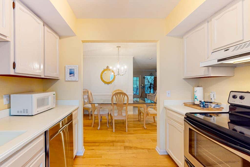 Updated Island Escape with Dual Suites  Golf, Tennis, Beach Club, Near Dining