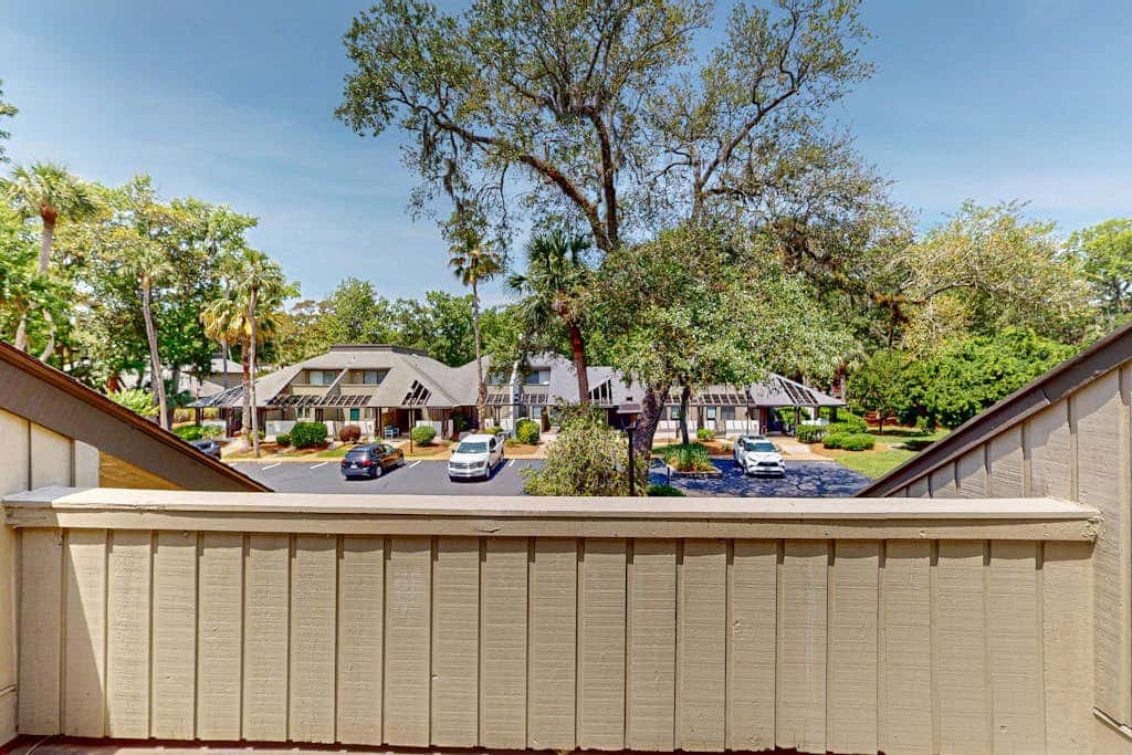 Updated all suite tennis villa with WD, pool, screened porch near beach