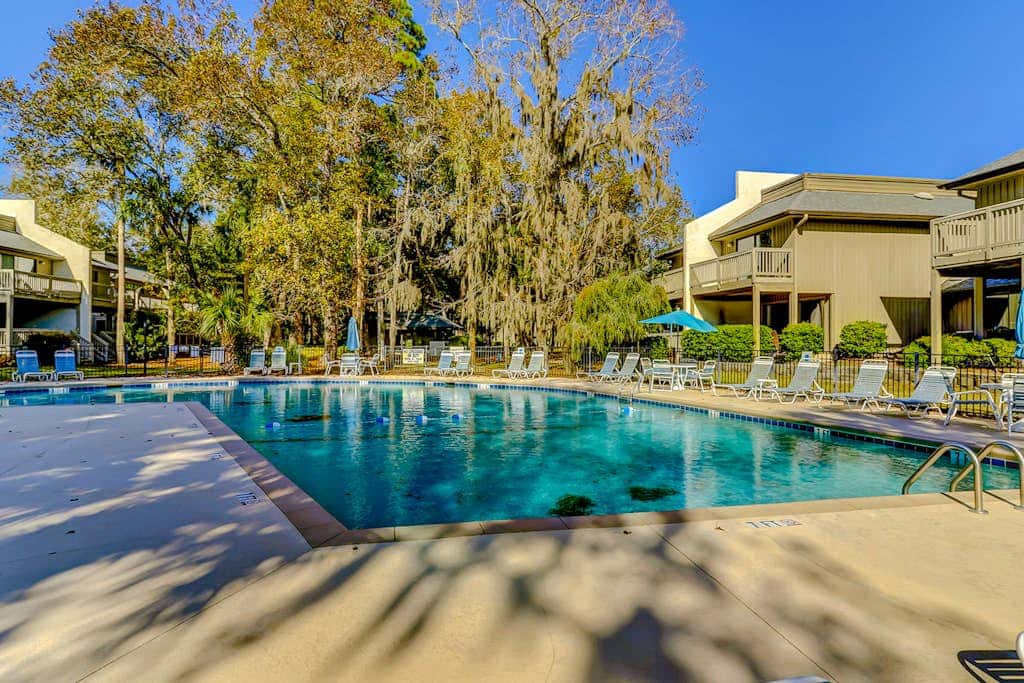 Updated all suite tennis villa with WD, pool, screened porch near beach