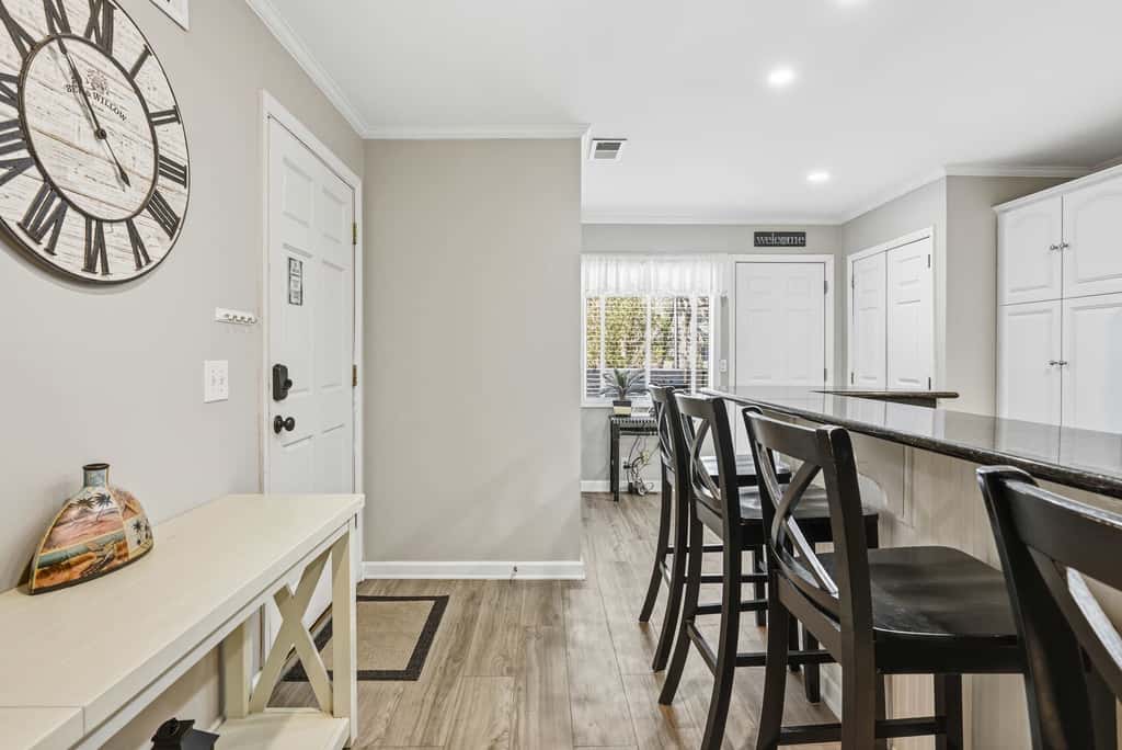 Updated all suite tennis villa with WD, pool, screened porch near beach