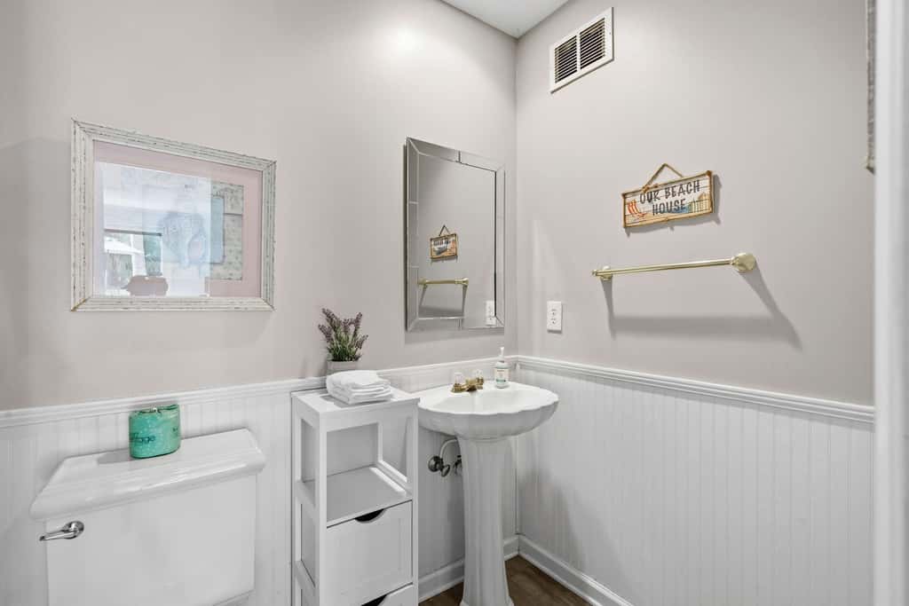 Updated all suite tennis villa with WD, pool, screened porch near beach