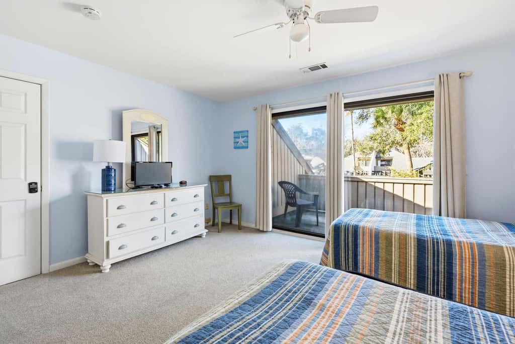 Updated all suite tennis villa with WD, pool, screened porch near beach