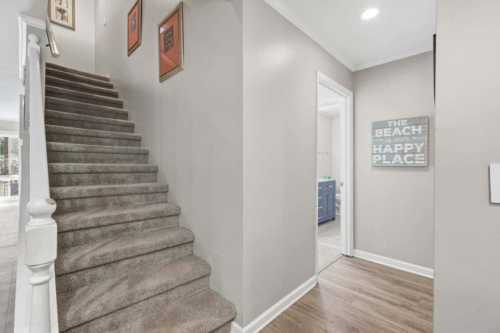Updated all suite tennis villa with WD, pool, screened porch near beach