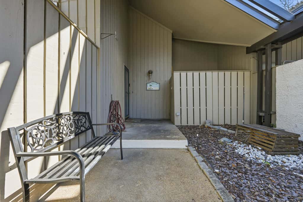 Updated all suite tennis villa with WD, pool, screened porch near beach