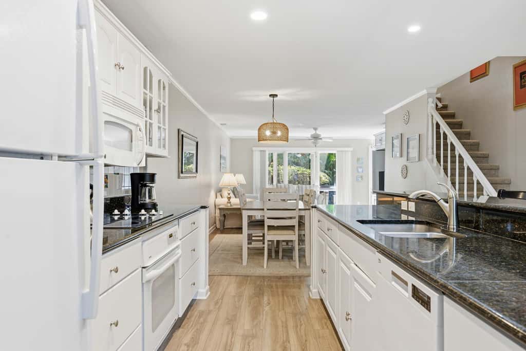Updated all suite tennis villa with WD, pool, screened porch near beach